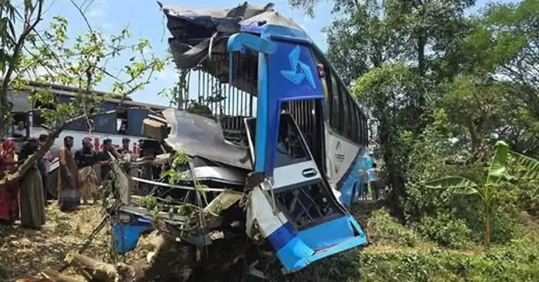 দুর্ঘটনাগ্রস্ত বাস